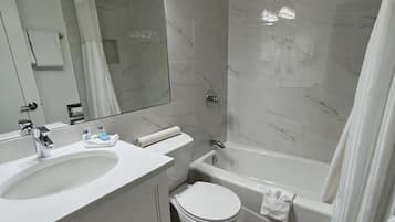 Combined shower/bathtub, hair dryer, towels
