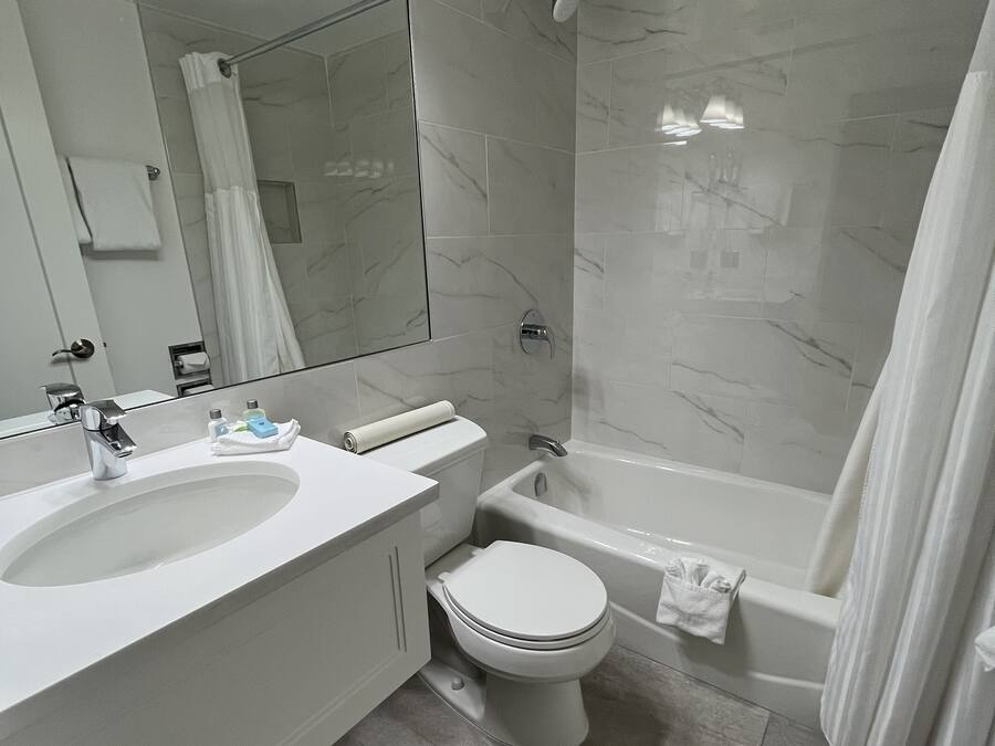 Un baño moderno con un lavamanos grande, inodoro y bañera.