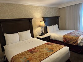 Premium bedding, desk, iron/ironing board, free WiFi