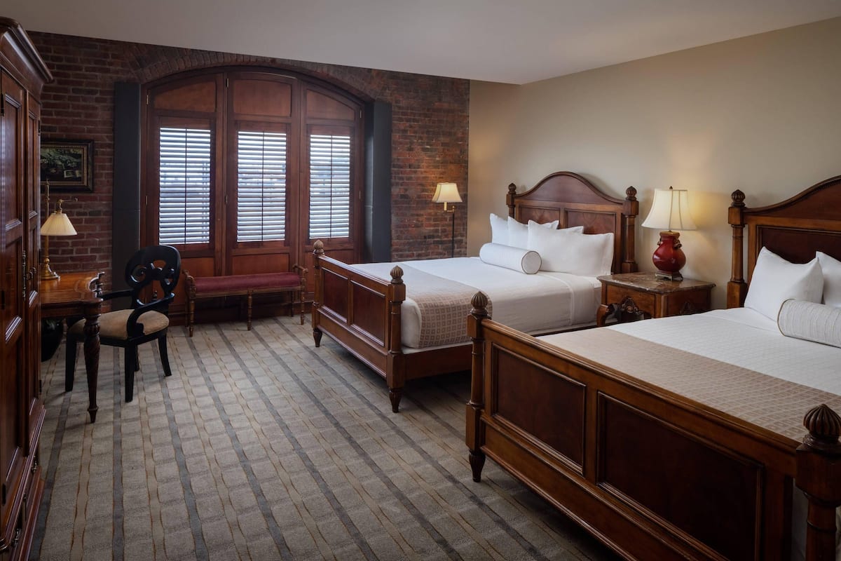 Standardzimmer, 2 Queen-Betten | Hochwertige Bettwaren, Pillowtop-Betten, Schreibtisch