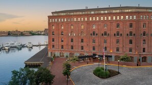 A large brick building with a courtyard and marina. - The Inn at Henderson's Wharf, an Ascend Collection Hotel (Baltimore)