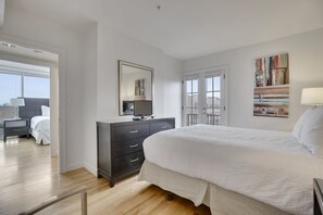 Appartement, 1 slaapkamer | Een bureau, een strijkplank/strijkijzer, gratis kabelinternet