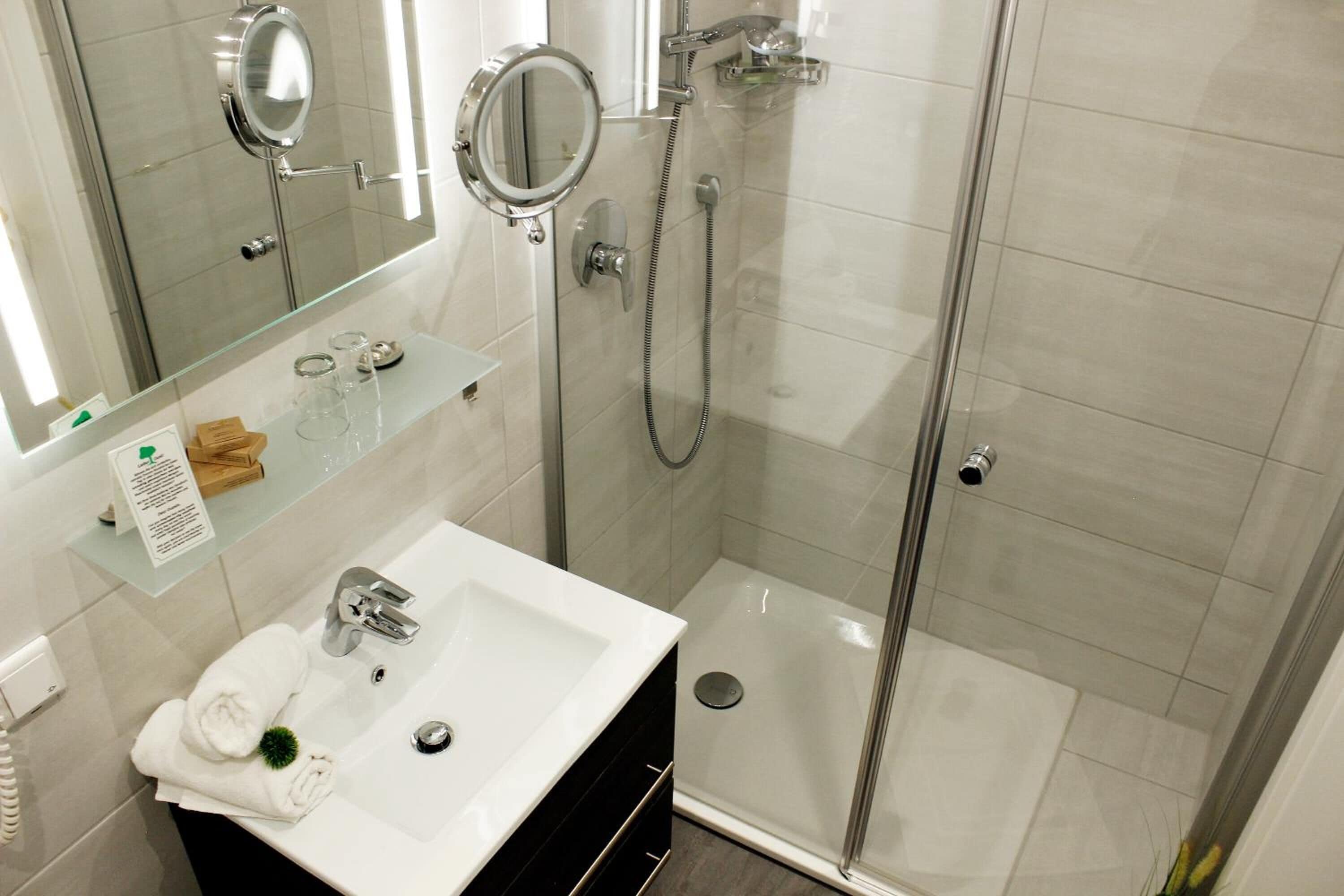 Standard Double Room | Bathroom | Shower, towels