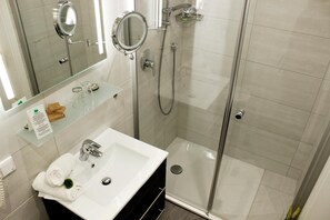 Standard Double Room | Bathroom | Shower, towels