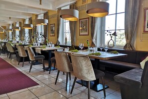 Dinner served, international cuisine - Hotel Wittelsbacher Höh (Würzburg)