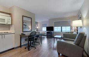 Skrivebord, strykejern/-brett, wi-fi (inkludert) og sengetøy