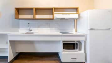 Studio | Private kitchen | Fridge, microwave, stovetop, coffee/tea maker
