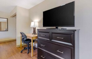 Deluxe Studio | Desk, iron/ironing board, free WiFi, bed sheets