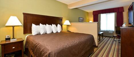 Camas con pillow-top, cortinas blackout y tabla de planchar con plancha