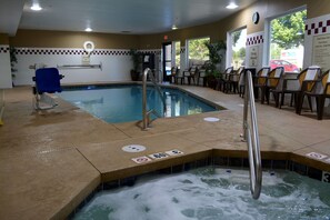 Una piscina cubierta