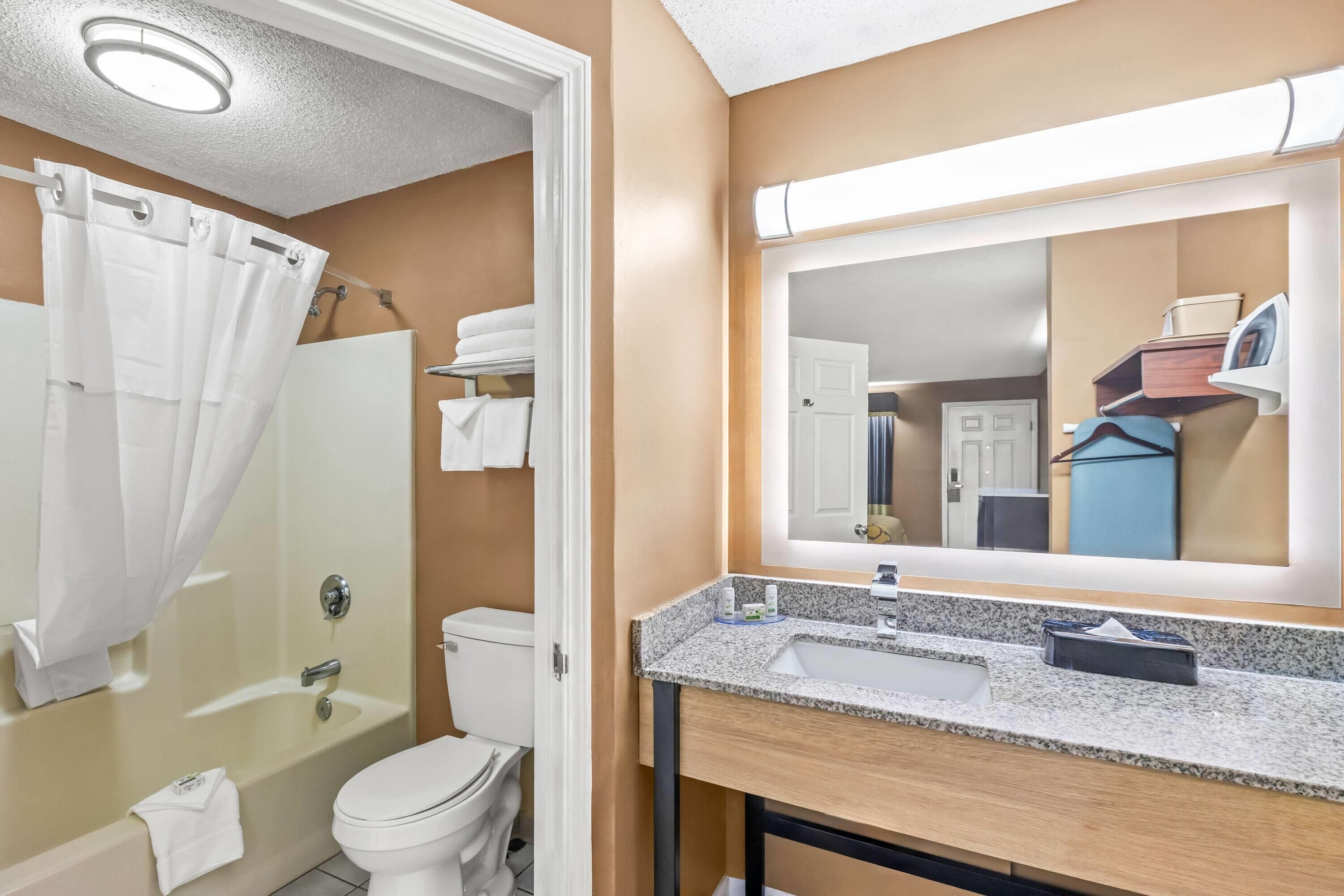Habitación doble, 2 camas matrimoniales, para no fumadores | Baño | Tina con regadera, amenidades de baño gratuitas, secadora de cabello 