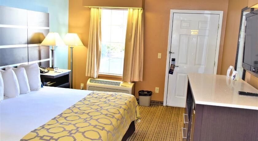 Premium bedding, down duvets, desk, blackout curtains