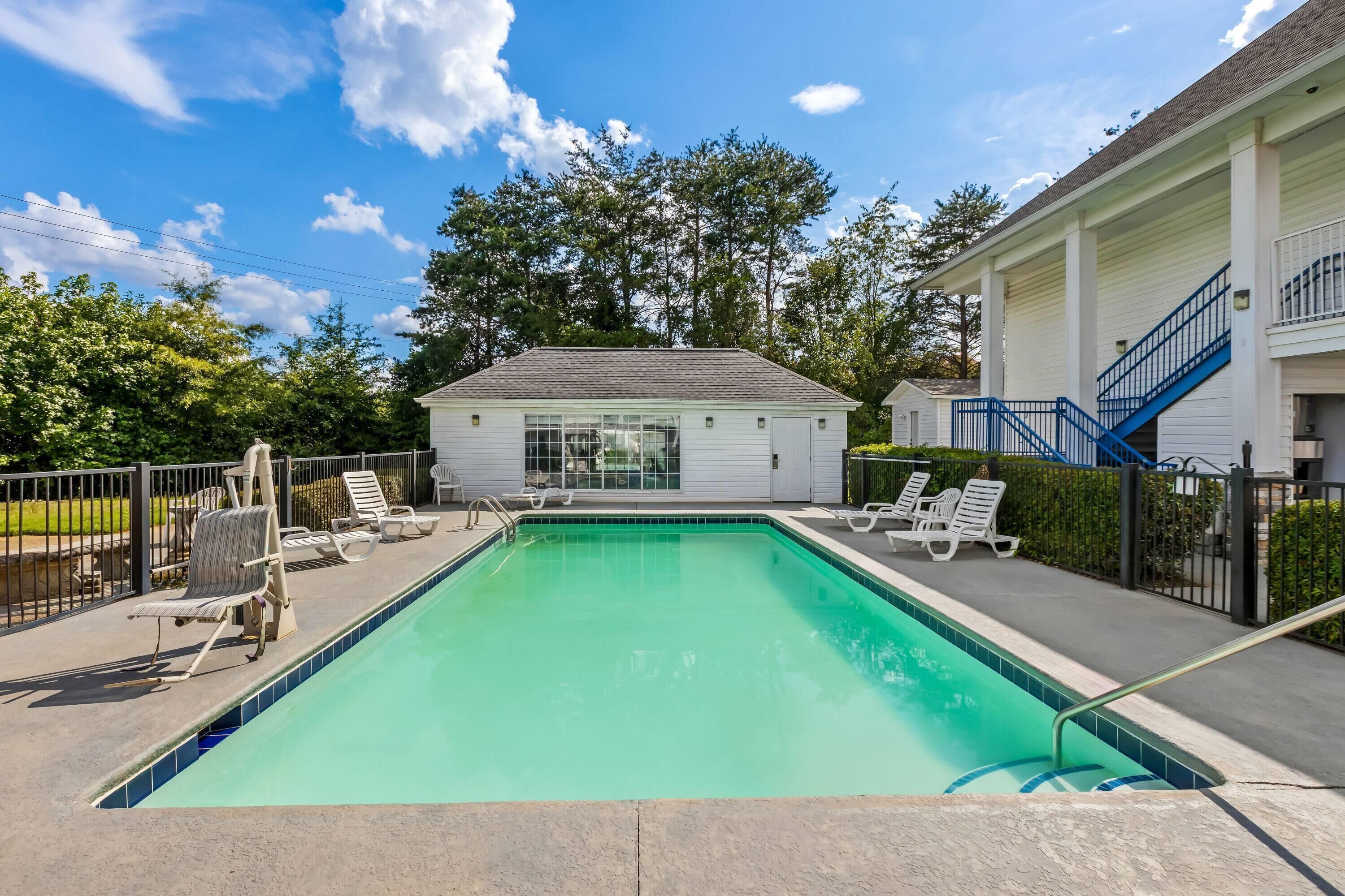 Piscine extérieure (ouverte en saison), chaises longues