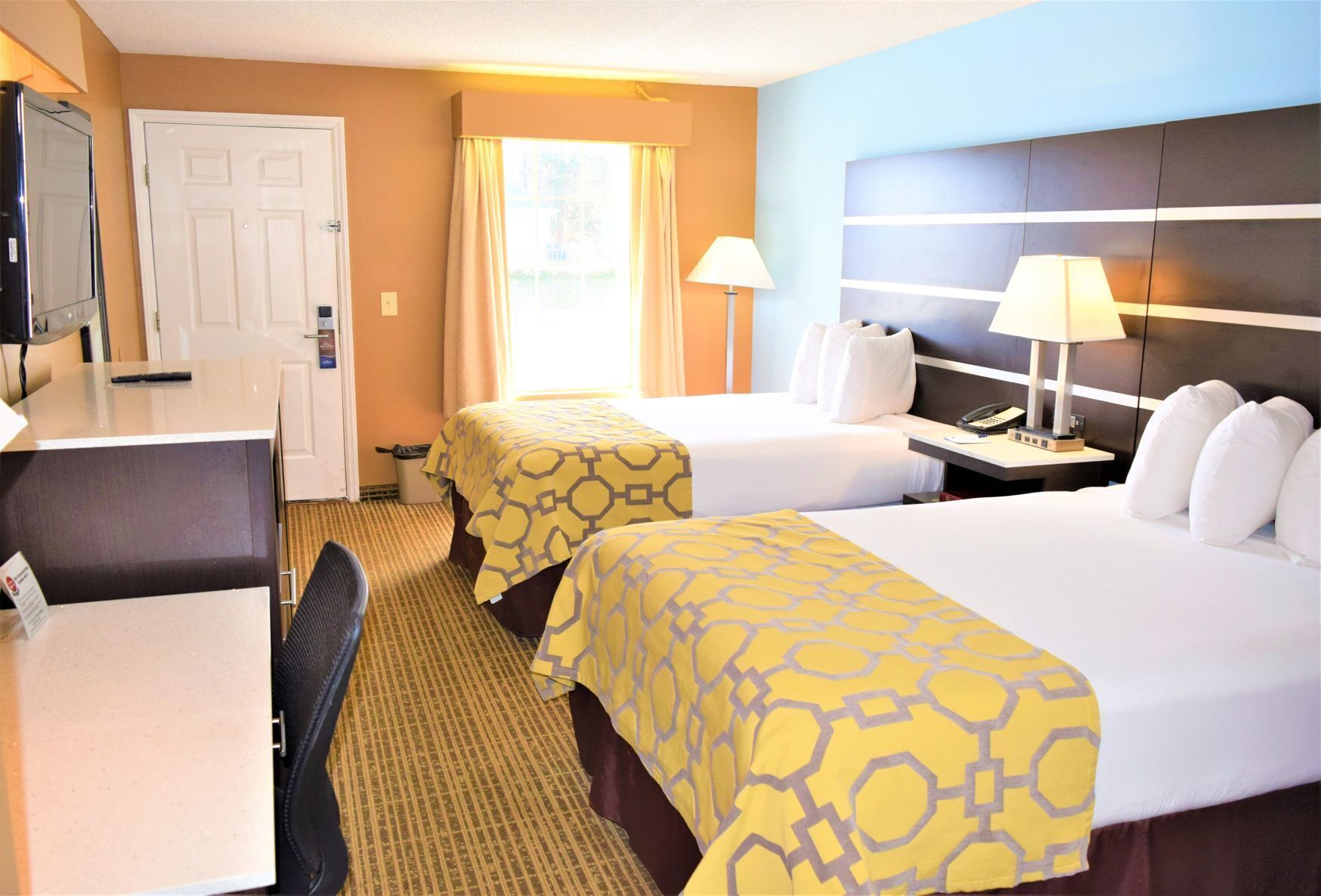 Premium bedding, down duvets, desk, blackout curtains