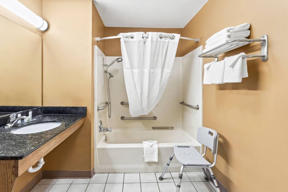 Room, Accessible | Accessible bathroom