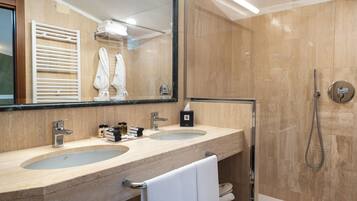 Gratis toiletartikelen, een haardroger, pantoffels, een bidet