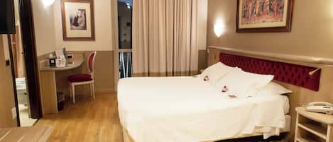 Dubbelrum | Allergitestade sängkläder, minibar och värdeförvaringsskåp på rummet