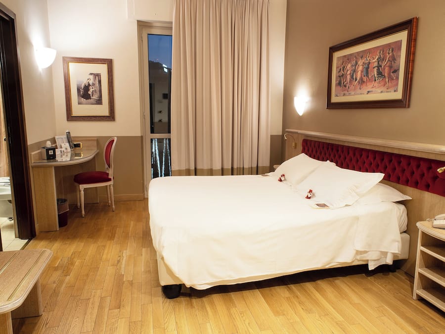 Dobbeltrom | Allergitestet sengetøy, minibar, safe på rommet og skrivebord