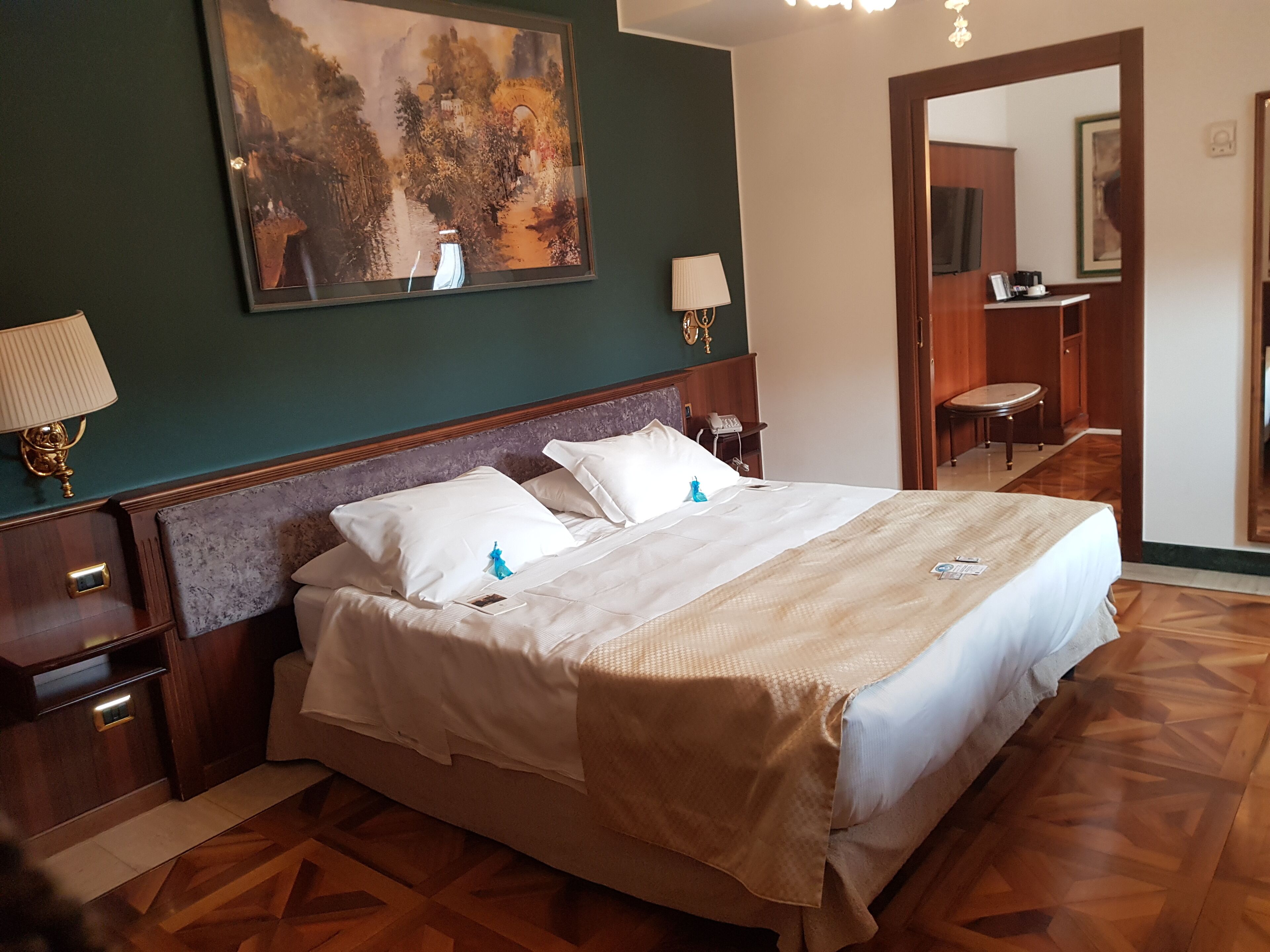 Ropa de cama hipoalergénica y minibar 