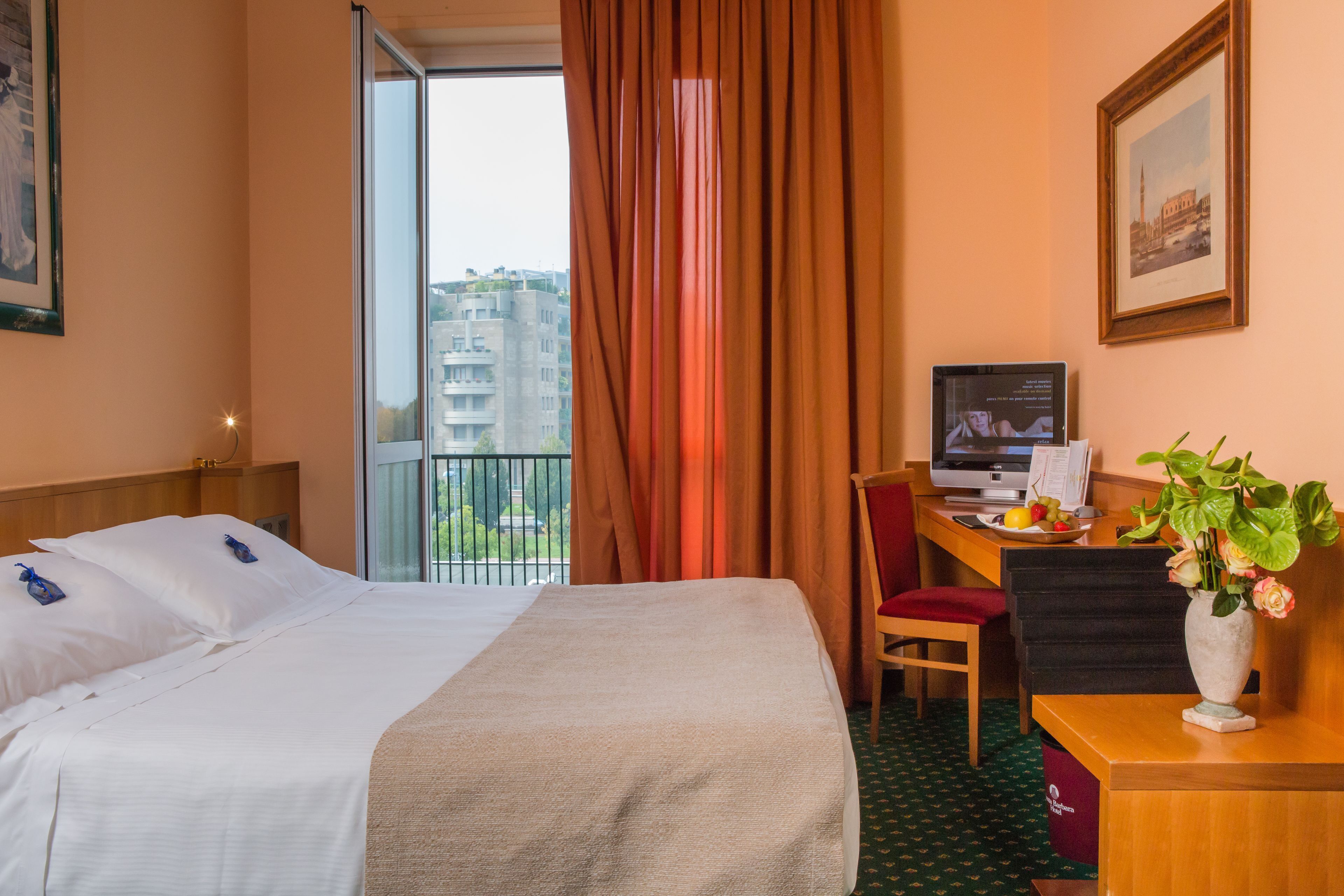 Hypo-allergenic bedding, minibar, in-room safe, desk