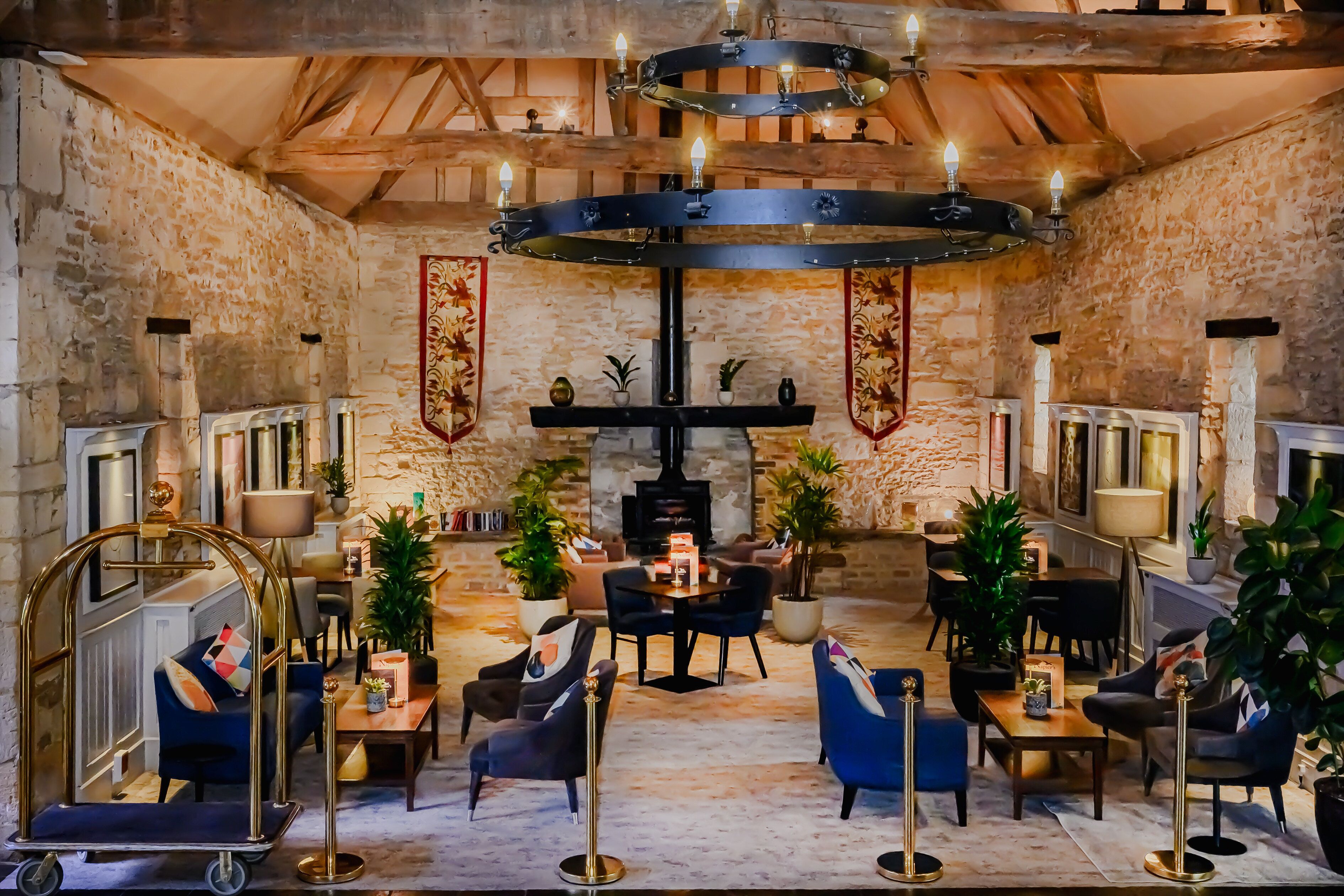 Sert le déjeuner et le dîner