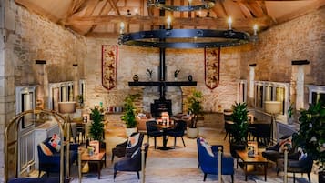 Sert le déjeuner et le dßner