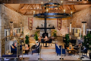 Serverer lunsj og middag