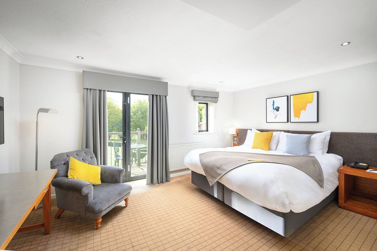 Standard Room, 1 King Bed | In-room safe, desk, iron/ironing board, cribs (surcharge)