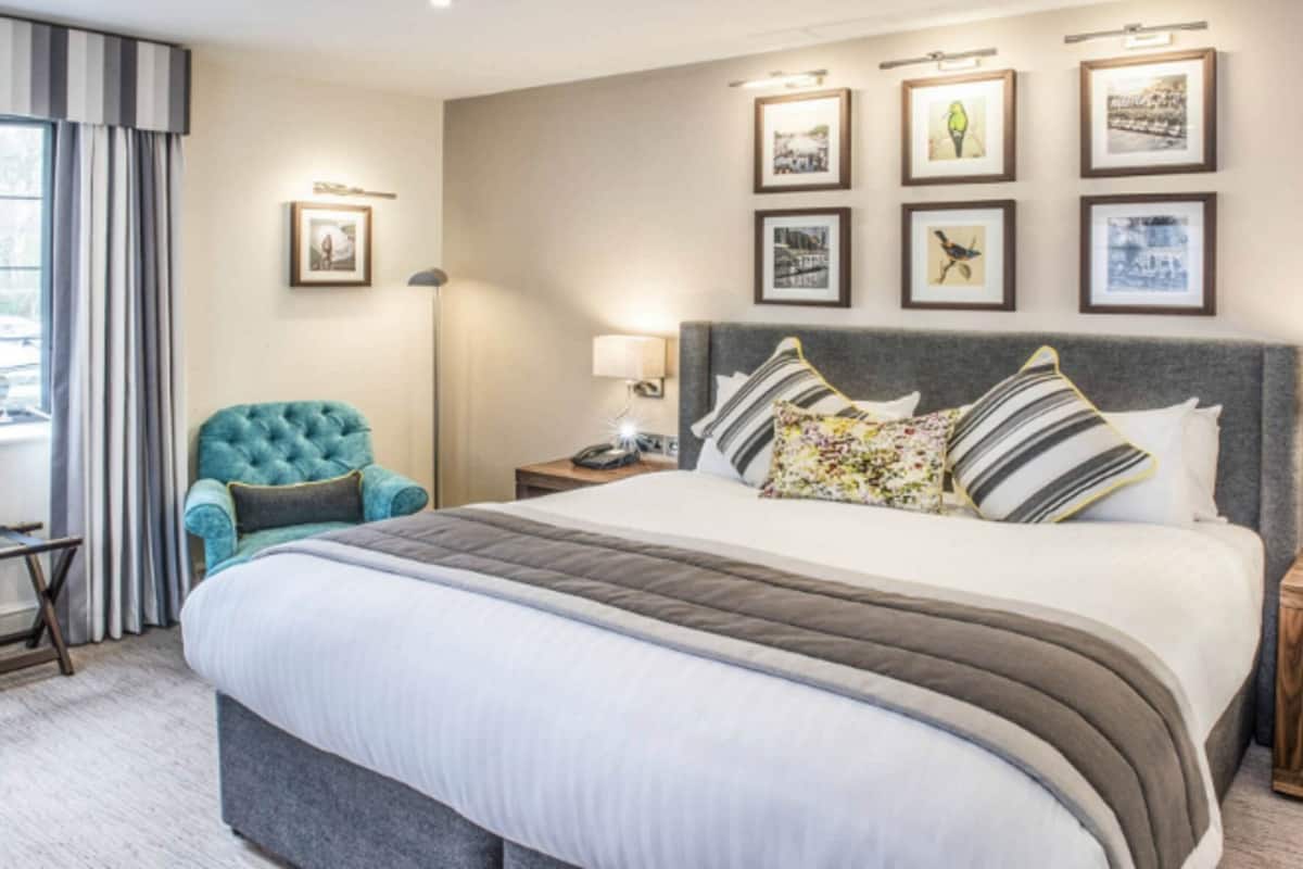 In-room safe, desk, iron/ironing board, cribs/infant beds