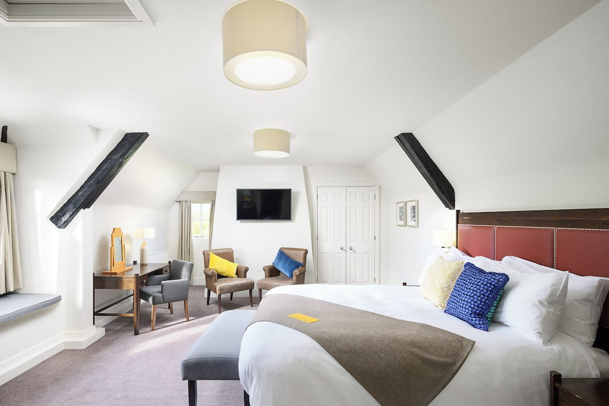 Premium Room, 1 King Bed, Garden View | In-room safe, desk, iron/ironing board, cribs/infant beds