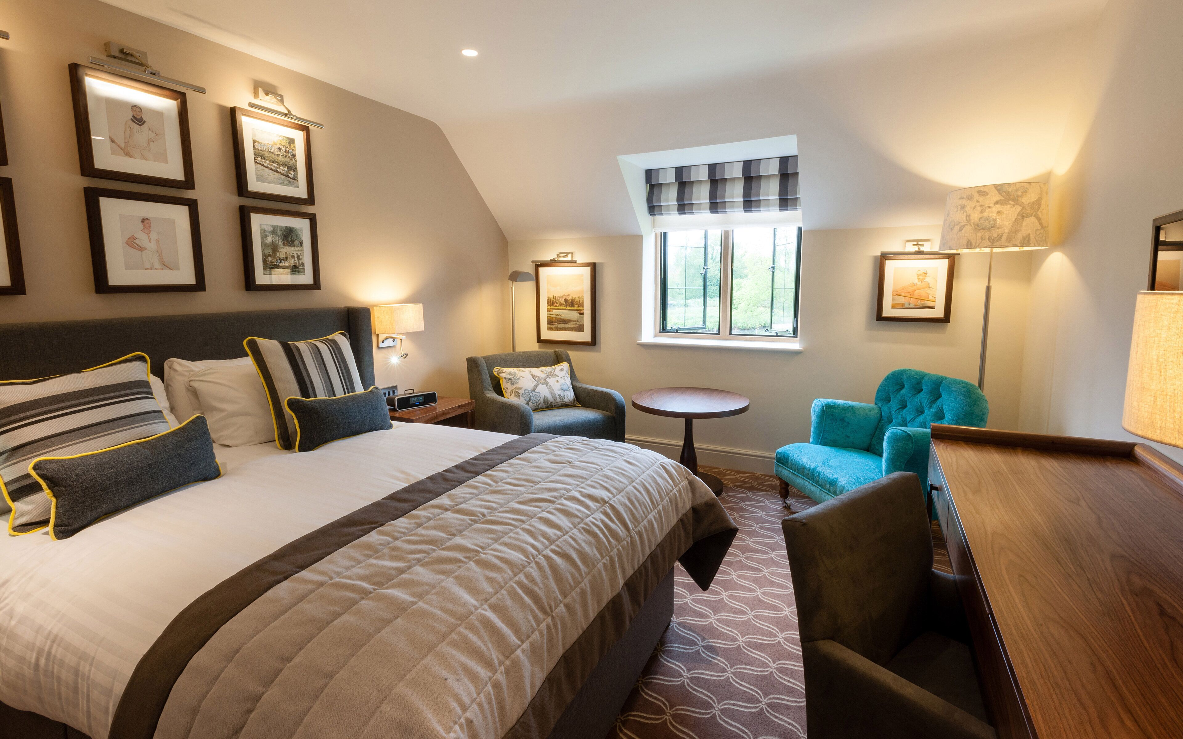 Pengeskab på værelset, skrivebord, strygejern/strygebræt