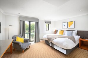 Standard Room, 1 King Bed | 1 bedroom, in-room safe, desk, iron/ironing board