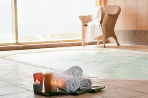 Sauna seca, banheira de hidromassagem, 4 salas de tratamento