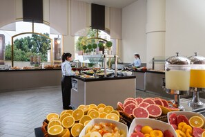 Petit-déjeuner, déjeuner et dîner servis sur place, vue sur la piscine