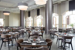 Petit-déjeuner, déjeuner et dîner servis sur place, vue sur la piscine