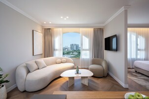 行政开间套房 | 迷你吧、客房内保险箱、办公桌、遮光窗帘