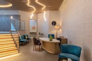 Sauna, hot tub, 4 treatment rooms