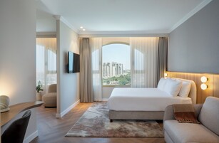 Executive Studio Suite | Minibar, in-room safe, desk, blackout drapes