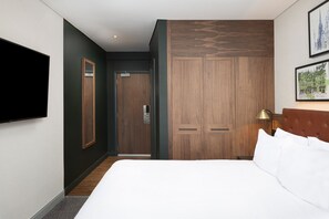 Room, 1 Queen Bed | Hypo-allergenic bedding, in-room safe, desk, iron/ironing board - Four Points by Sheraton Edinburgh (Edinburgh)