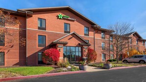 Ett Stay America-hotell med en fasad av tegel, en entréhall och en parkeringsplats.