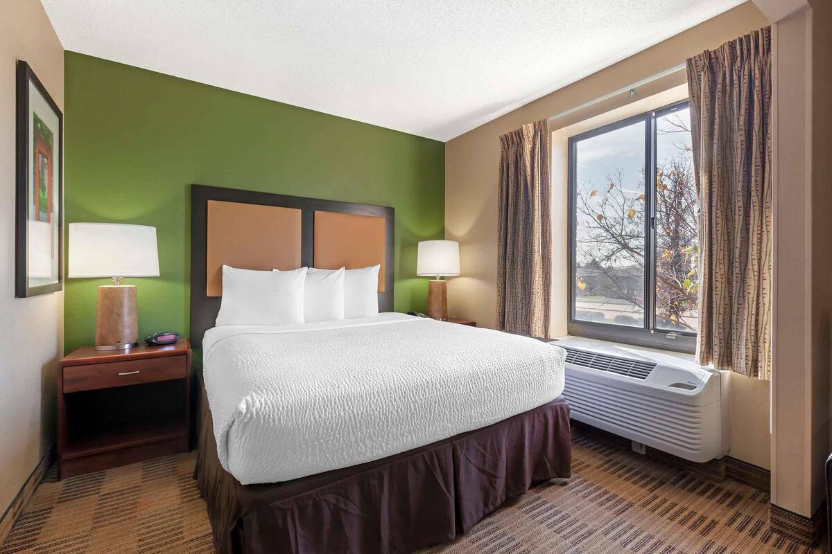 Monolocale Deluxe, 1 letto queen con divano letto, non fumatori | Una scrivania, postazione laptop, ferro/asse da stiro, Wi-Fi gratuito