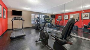 Ett gym med löpband, en crosstrainer och en motionscykel.