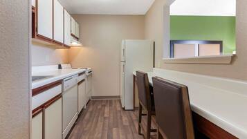 Studio Deluks, 1 Tempat Tidur Queen dengan tempat tidur Sofa, Bebas Asap Rokok | Dapur pribadi | Lemari es, microwave, dan kompor