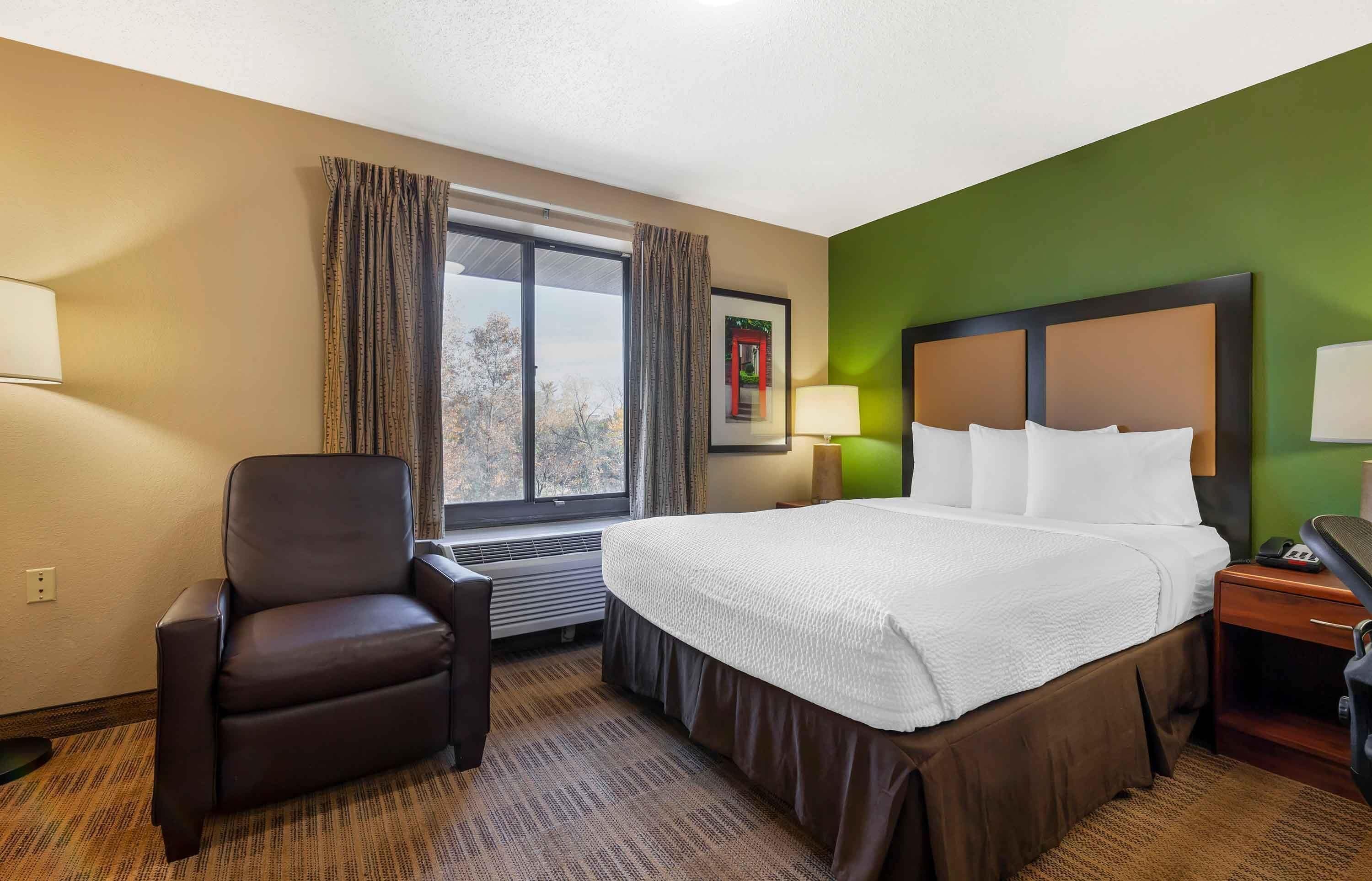 Studio, 1 Queen Bed, Non Smoking | Desk, iron/ironing board, free WiFi, bed sheets