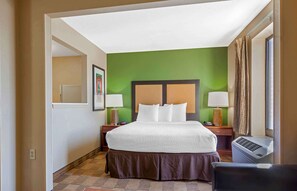 Deluxe-Studio, 1 Queen-Bett und Schlafsofa, Nichtraucher | Schreibtisch, Bügeleisen/Bügelbrett, kostenloses WLAN, Bettwäsche