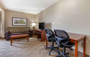 Deluxe-Studio, 1 Queen-Bett und Schlafsofa, Nichtraucher | Schreibtisch, Bügeleisen/Bügelbrett, kostenloses WLAN, Bettwäsche