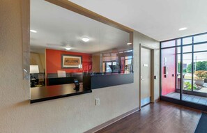 Lobby - Extended Stay America Select Suites Rockford State Street (Rockford)