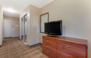 Studio, 1 Queen Bed, Non Smoking | Desk, iron/ironing board, free WiFi, bed sheets - Extended Stay America Select Suites Rockford State Street (Rockford)