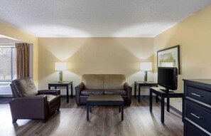 Deluxe Studio, Multiple Beds, Non Smoking | Desk, laptop workspace, iron/ironing board, free WiFi