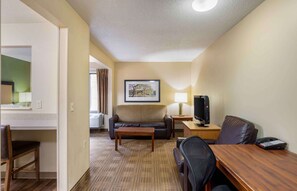 Deluxe Studio, 1 Queen Bed with Sofa bed, Non Smoking